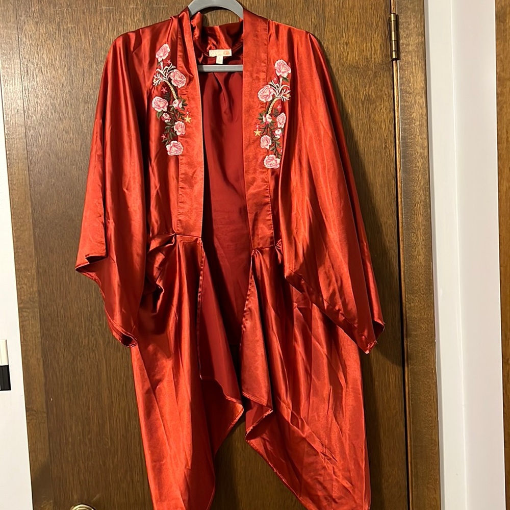 Silk kimono with embroidered flowers. FREE SHIPPING